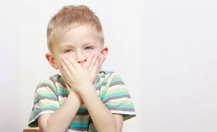 Kekemelik Nedir? Belirtileri ve Nedenleri